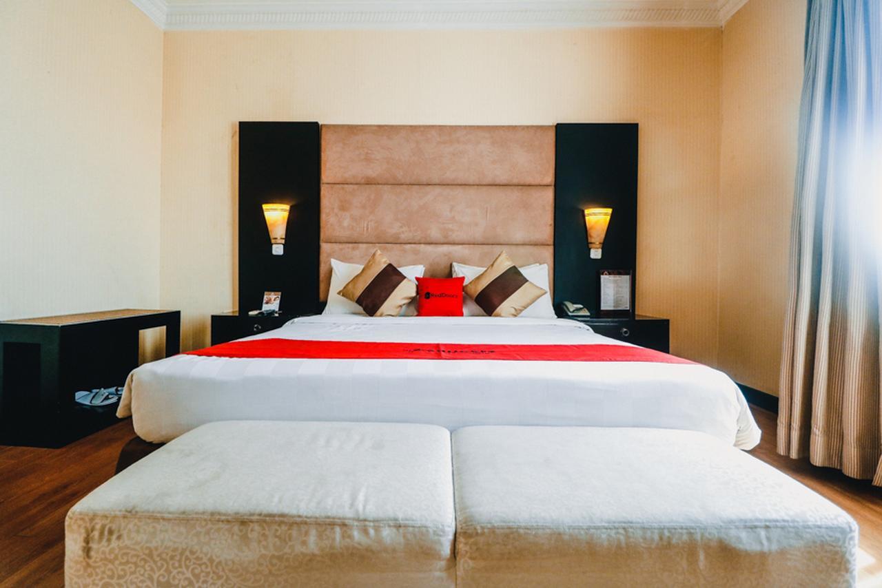 Отель Reddoorz Premium @Jalan Jendral Sudirman Палембанг Экстерьер фото
