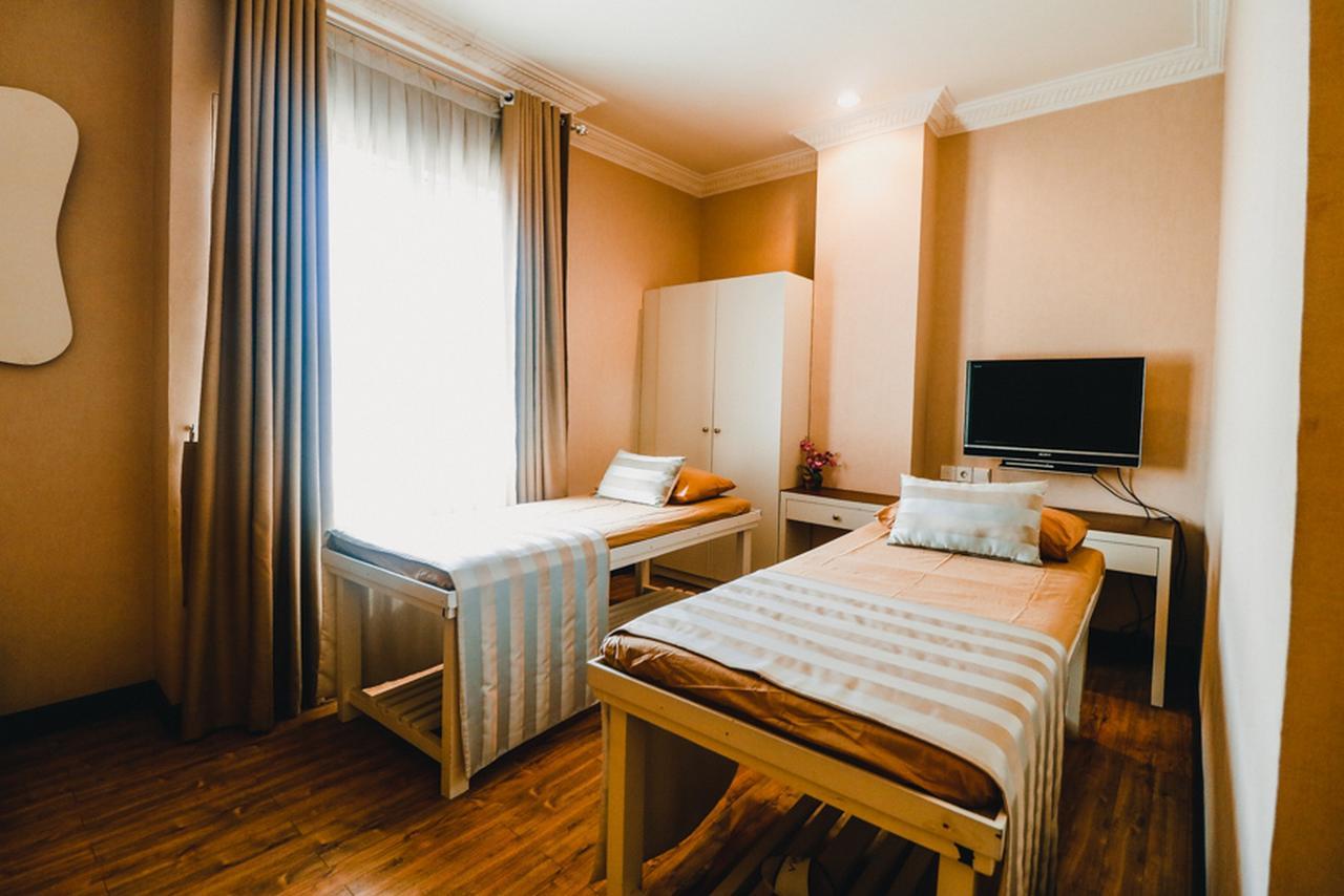 Отель Reddoorz Premium @Jalan Jendral Sudirman Палембанг Экстерьер фото